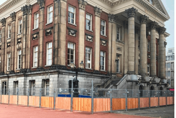 Les clôtures Combi-Wood restent belles et intactes sur la très animée Grand-Place de Groningue